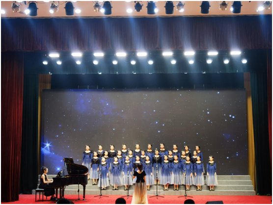 17在学生合唱团演出中担任钢琴伴奏.png