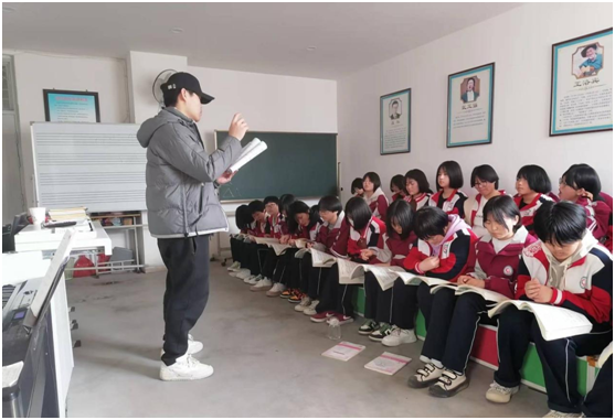 16在实训教室带领学生进行合唱排练.png