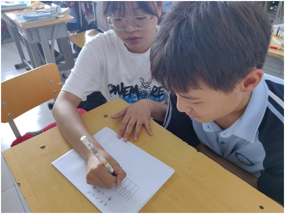 23为学生讲授基本乐理知识.png