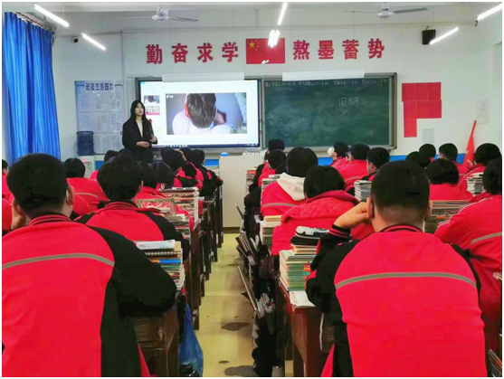 24为学生讲授音乐鉴赏课.png